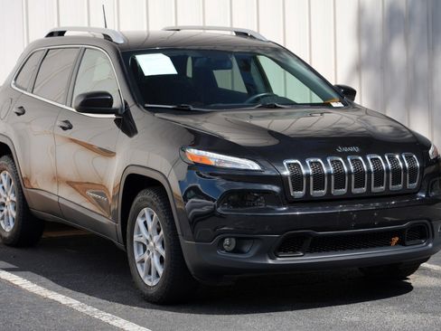 Used 2016 Jeep Cherokee Latitude w/ Cold Weather Group AWD/4WD image 53