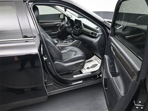Used 2024 Toyota Highlander Limited image 16