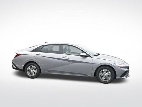 Used 2025 Hyundai Elantra SE FWD image 8