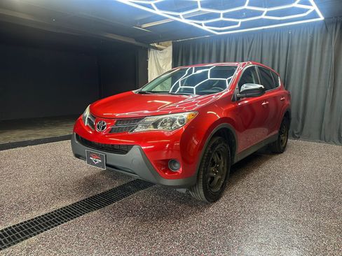Used 2015 Toyota RAV4 LE AWD/4WD image 3