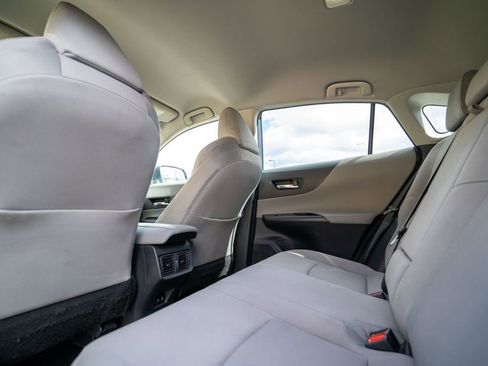 Used 2022 Toyota Venza LE image 31