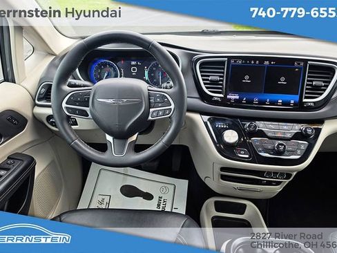 Used 2022 Chrysler Pacifica Touring-L FWD image 6