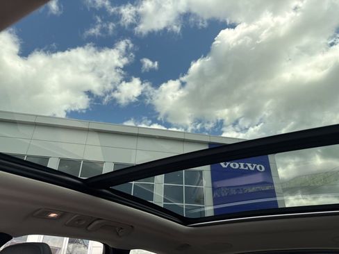 Certified 2024 Volvo XC60 B5 Plus AWD/4WD image 25