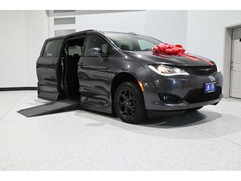 Used 2019 Chrysler Pacifica Touring-L Plus w/ Advanced Safetytec Group FWD image 2