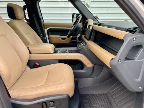 Certified 2025 Land Rover Defender 110 X-Dynamic SE AWD/4WD image 15