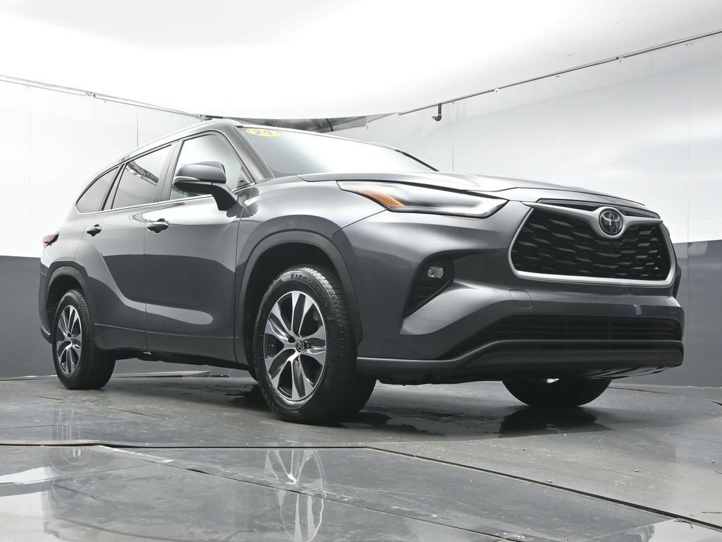 Used 2024 Toyota Highlander XLE FWD image 33