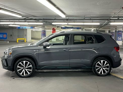 Used 2023 Volkswagen Taos SE w/ Panoramic Sunroof Package image 32