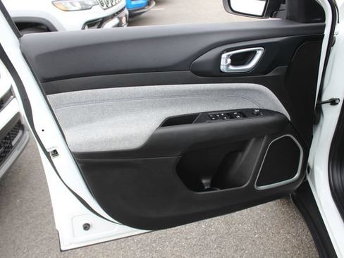 Used 2024 Jeep Compass Latitude AWD/4WD image 18