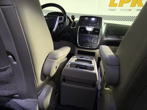 Used 2015 Chrysler Town & Country Touring image 19