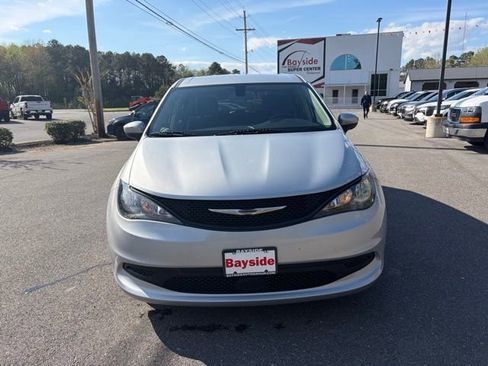 Used 2022 Chrysler Voyager LX FWD image 4
