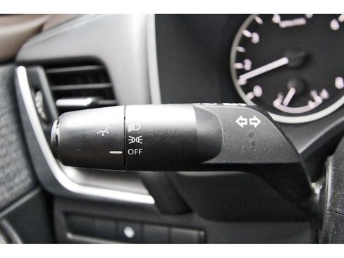 Used 2023 Nissan Rogue SV image 11