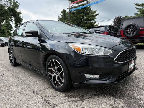 Used 2015 Ford Focus SE w/ SE Sport Package FWD image 3
