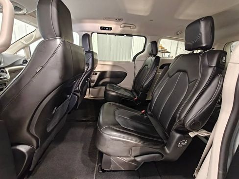 Used 2024 Chrysler Pacifica Touring-L FWD image 25