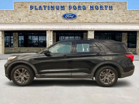 Used 2021 Ford Explorer XLT w/ Equipment Group 202A RWD image 3