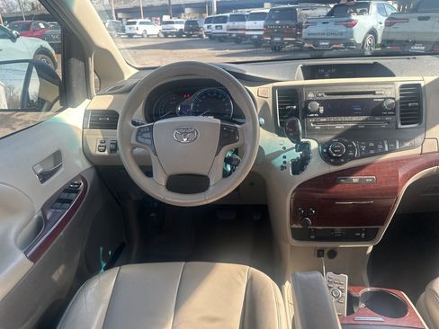 Used 2012 Toyota Sienna image 17