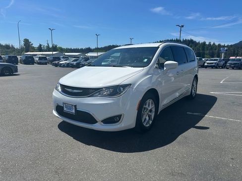 Used 2018 Chrysler Pacifica Touring-L Plus FWD image 6