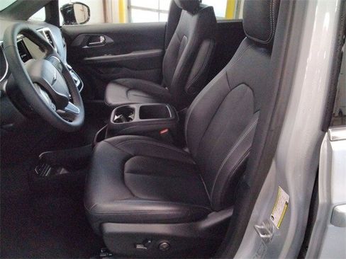 New 2026 Chrysler Voyager LX image 9