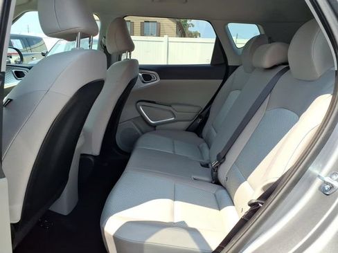Used 2025 Kia Soul LX w/ LX Technology Package FWD image 8