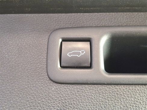 Used 2020 Toyota Highlander LE image 28