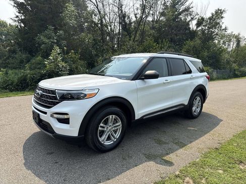 Used 2020 Ford Explorer XLT w/ Equipment Group 202A image 2