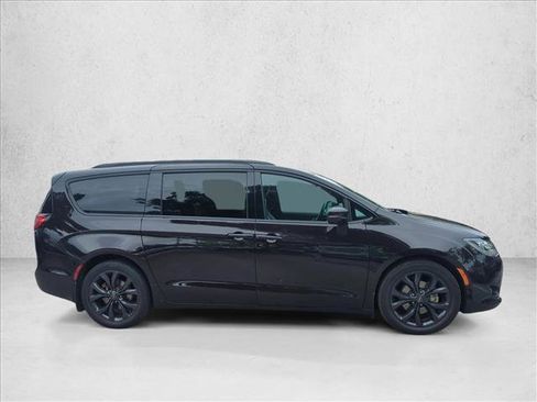 Used 2019 Chrysler Pacifica Limited w/ Advanced Safetytec Group FWD image 4