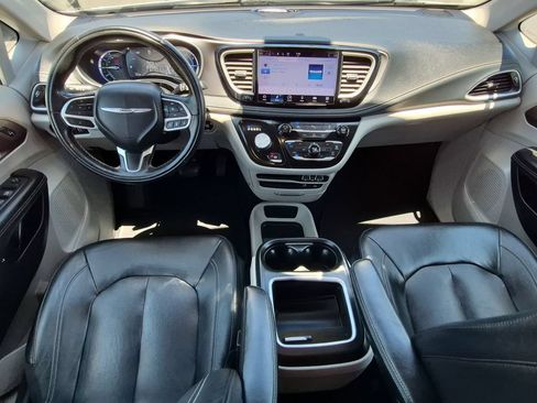 Used 2022 Chrysler Pacifica Touring-L FWD image 14