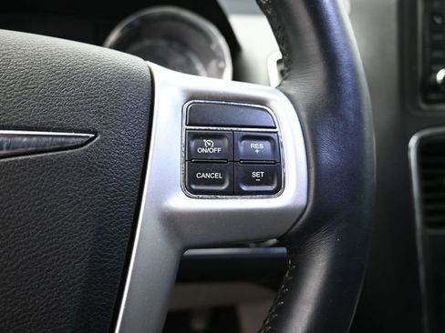 Used 2016 Chrysler Town & Country Touring-L w/ Driver Convenience Group image 18