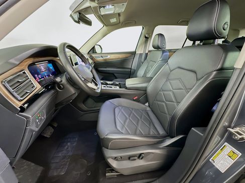 Used 2024 Volkswagen Atlas SE image 13