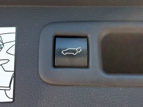 Used 2024 Toyota Highlander XLE AWD/4WD image 29