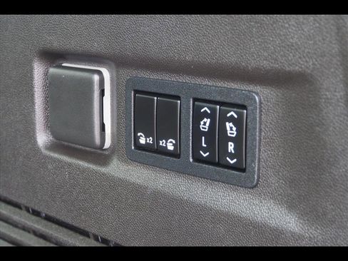 Used 2021 Chevrolet Suburban High Country image 21