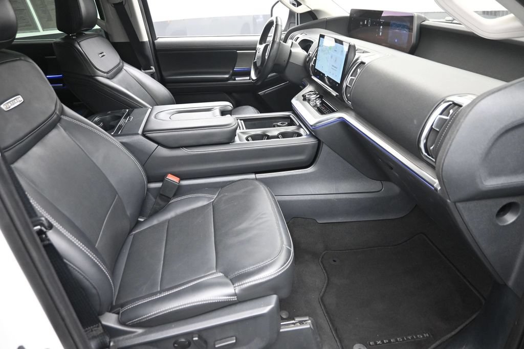 Used 2025 Ford Expedition Platinum w/ Driver's Package AWD/4WD image 9
