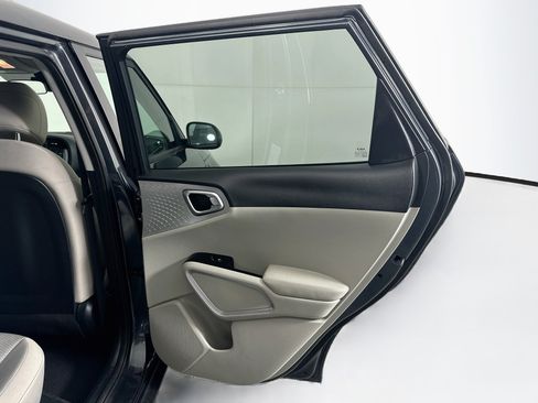 Used 2025 Kia Soul LX w/ LX Technology Package FWD image 28