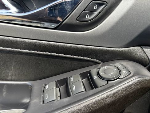 Used 2022 Chevrolet Traverse LT FWD image 18