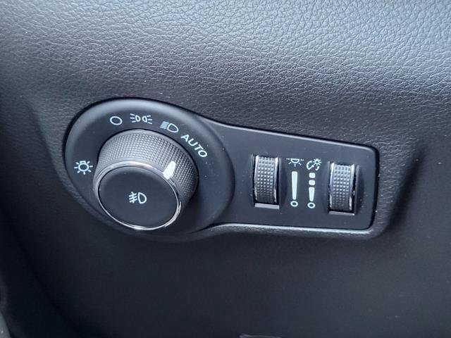 Used 2023 Jeep Compass Latitude w/ Convenience Group AWD/4WD image 20