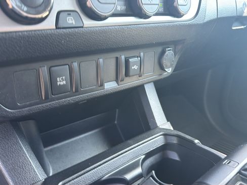 Used 2022 Toyota Tacoma SR AWD/4WD image 25