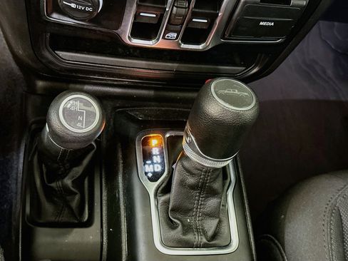 Used 2023 Jeep Gladiator Sport AWD/4WD image 25