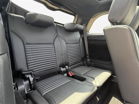 Used 2024 Land Rover Discovery Dynamic SE AWD/4WD image 23