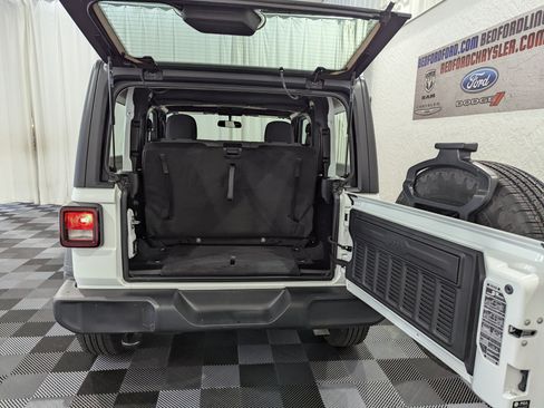 Used 2025 Jeep Wrangler Sport AWD/4WD image 9