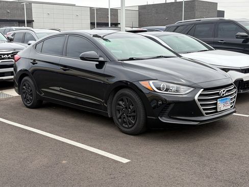 Used 2018 Hyundai Elantra SE image 2