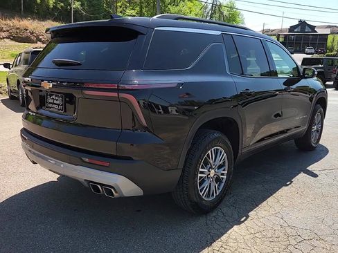 Used 2025 Chevrolet Traverse LT image 5