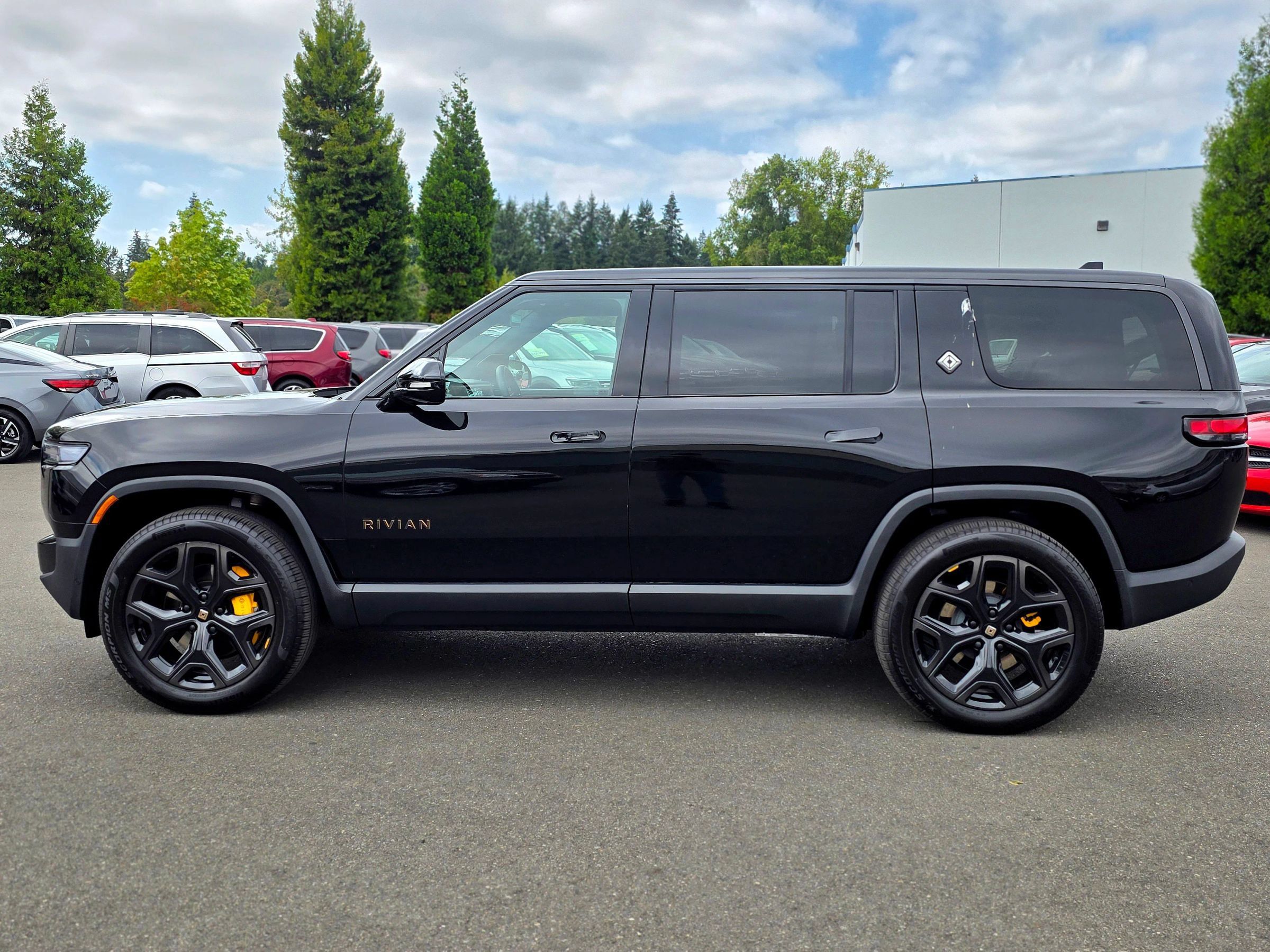 Used 2025 Rivian R1S Premium Dual AWD/4WD image 6