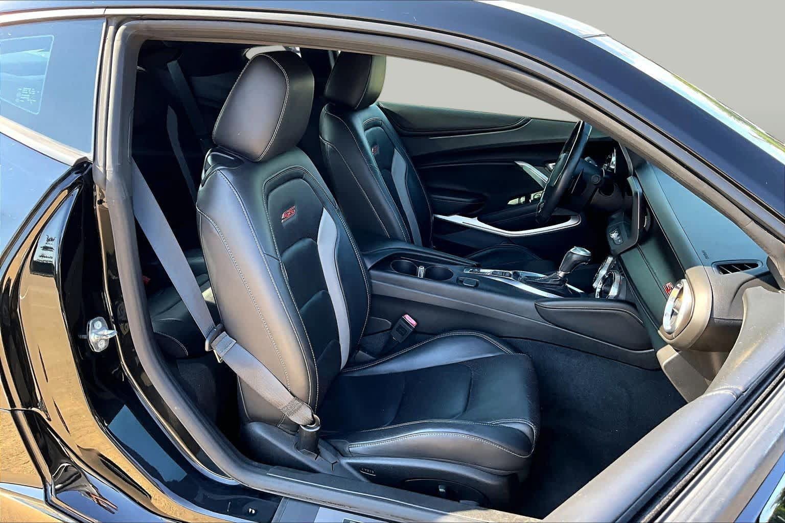 Used 2018 Chevrolet Camaro SS RWD image 9