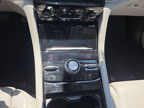Used 2023 Jeep Grand Cherokee Overland w/ Luxury Tech Group IV AWD/4WD image 22