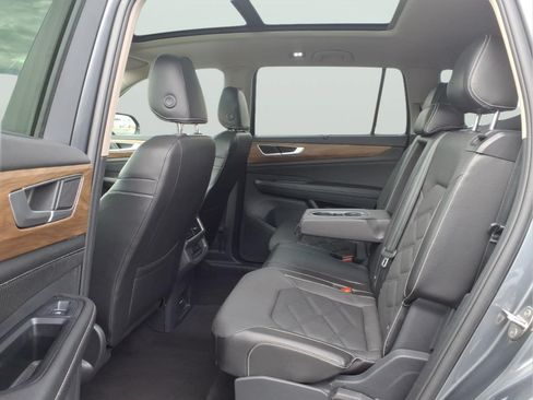 Used 2024 Volkswagen Atlas SE AWD/4WD image 14
