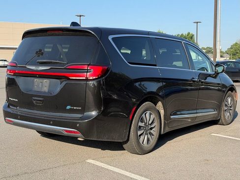 Used 2023 Chrysler Pacifica Limited FWD image 7