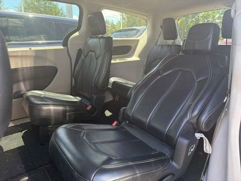 Used 2023 Chrysler Pacifica Touring-L FWD image 5