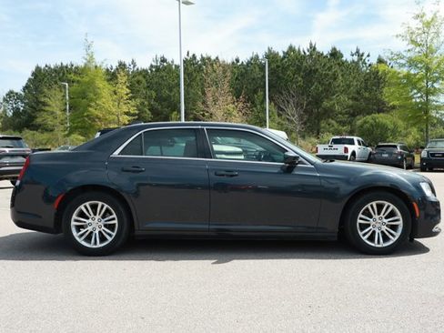 Used 2019 Chrysler 300 Touring image 3