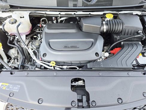 Used 2024 Chrysler Pacifica Touring-L image 19