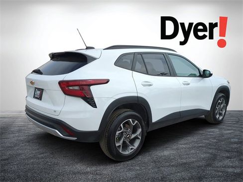 Certified 2025 Chevrolet Trax LT image 3