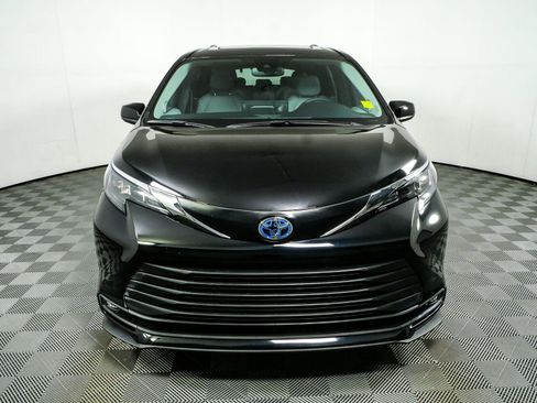 Used 2025 Toyota Sienna XLE w/ XLE Plus Package FWD image 26
